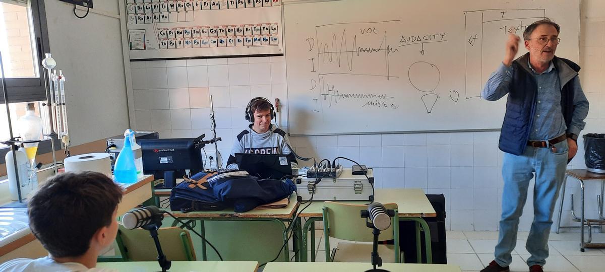 Estudiante del IES Ítaca durante la grabación de los podcast.