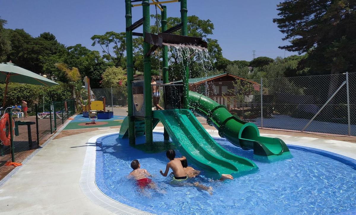 Tobogán y piscina para niños en el camping de Cabopino, en Marbella. | L.O.