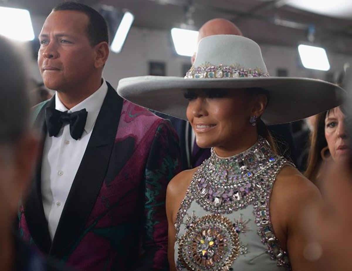 Jennifer Lopez con sombrero joya a juego con su vestido en los Grammy 2019