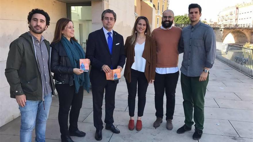 El concejal Jesús Pacheco presentó ayer la iniciativa junto a miembros del colectivo y arquitectos.