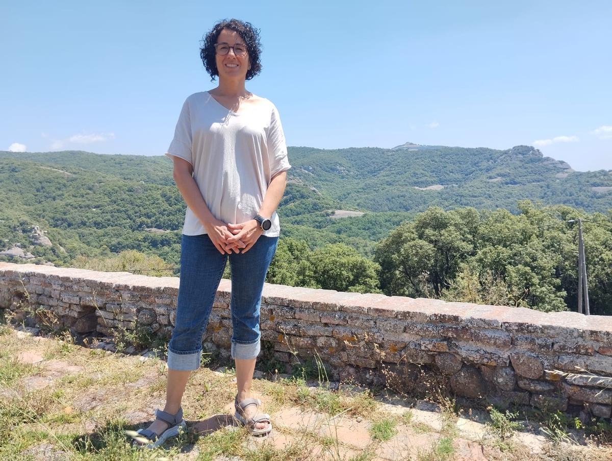 Sònia Llobet, a l'era de la casa de la Mata, al bellmig del parc natural