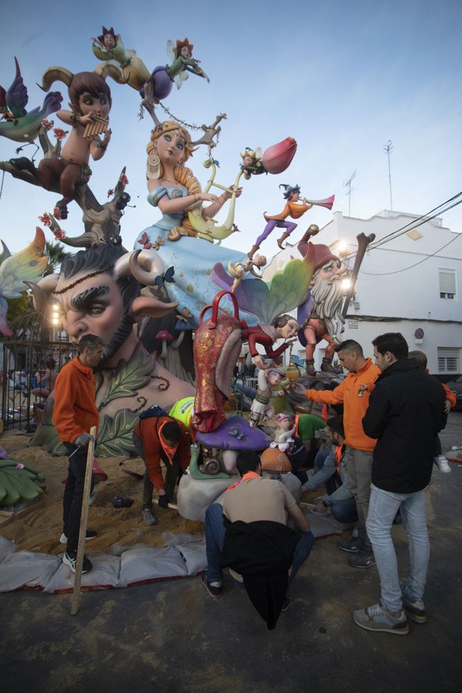 Trabajo en equipo al estilo fallero en la Plantà de las fallas de Sagunt