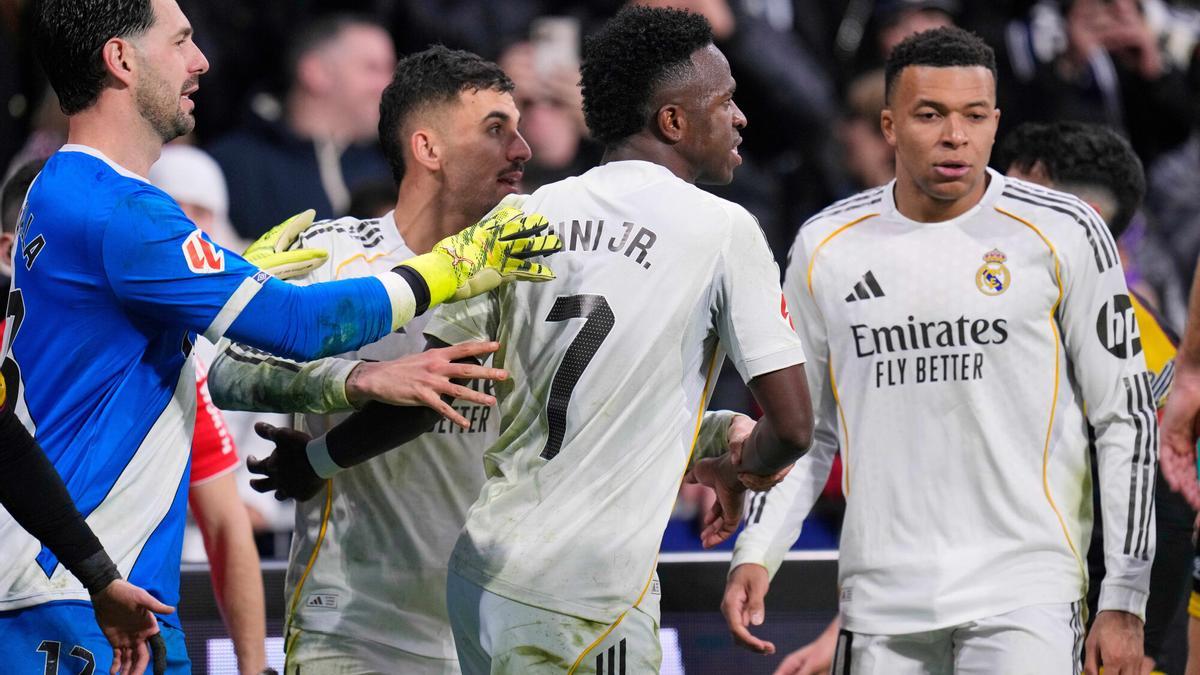 Pitada y gritos de: “Jugadores, mercenarios”