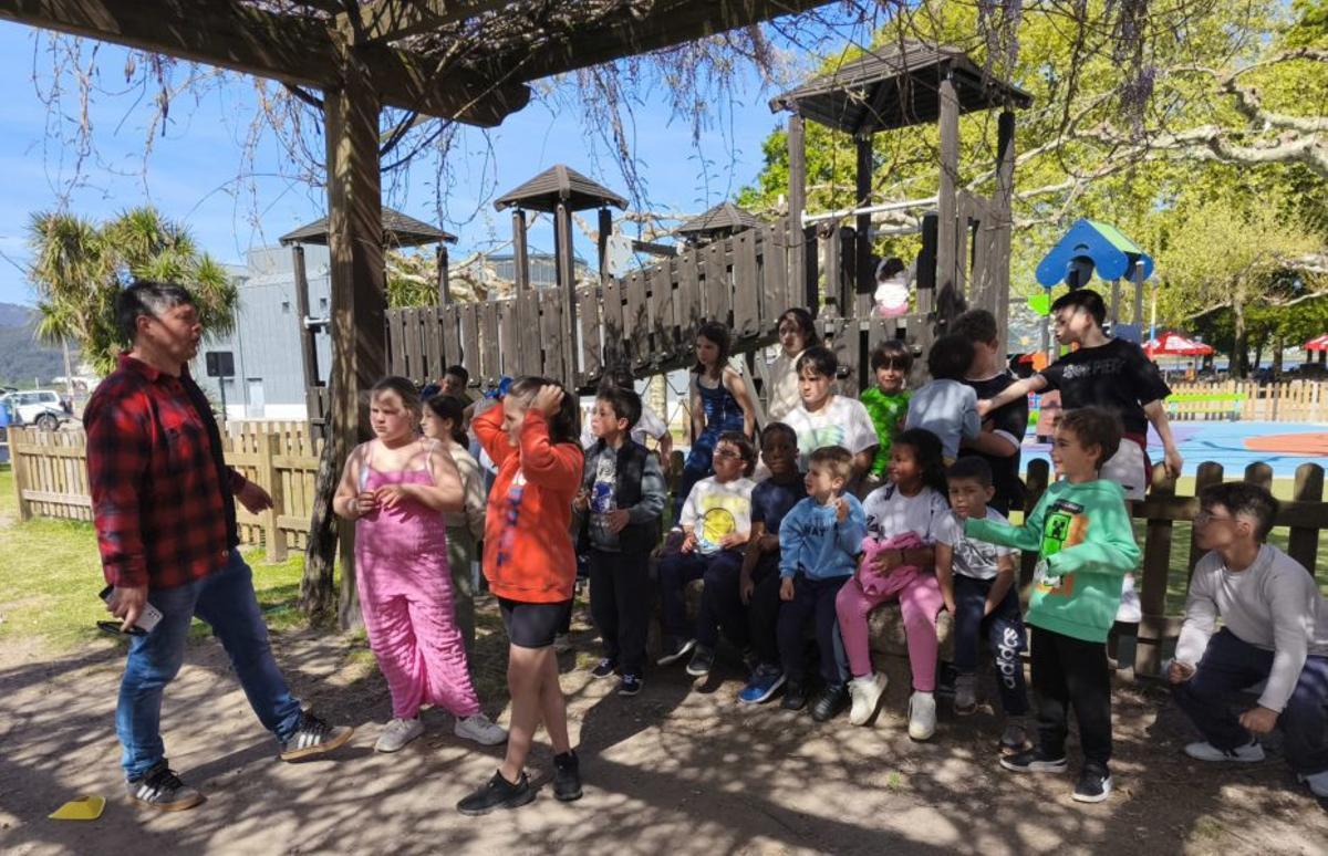 Los niños del Espazo Concilia con el alcalde de Soutomaior.
