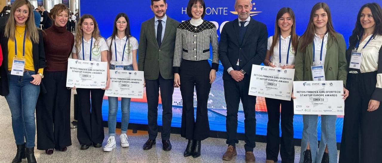 Alumnas  y profesora premiadas con las autoridades tras el evento. | LEVANTE-EMV