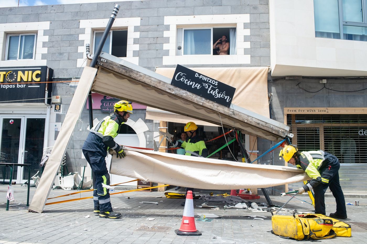 El accidente de un coche que arrasó una terraza en Corralejo, en imágenes