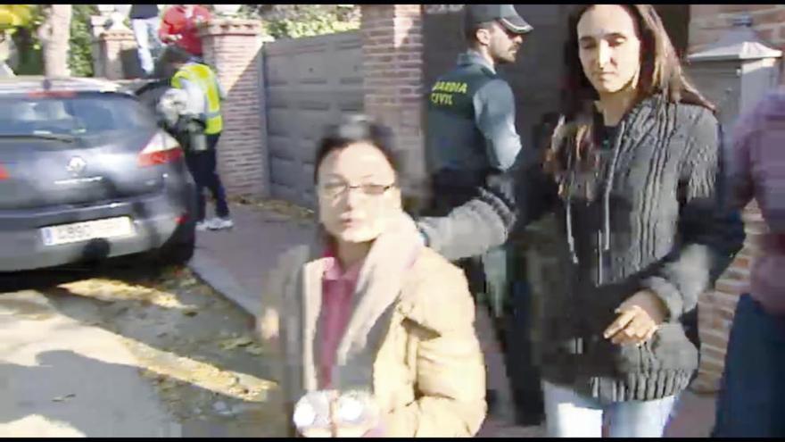 Marta Paz seguida de otra simpatizante de la organización antes de entrar en el vehículo policial. // Telecinco
