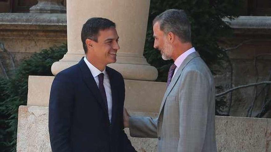 Felipe VI recibe a Sánchez a la puerta del palacio de Marivent. // E.P.