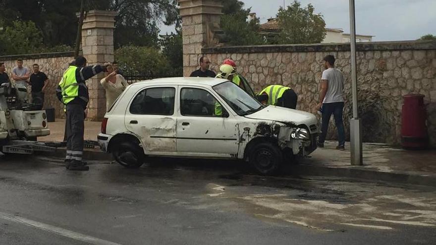 Efectivos de emergencias, junto al coche que volcó a mediodía en Cas Català, en Calvià.