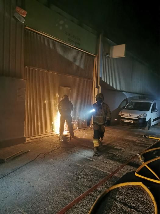 Alarma por un incendio en una nave de Can Valero