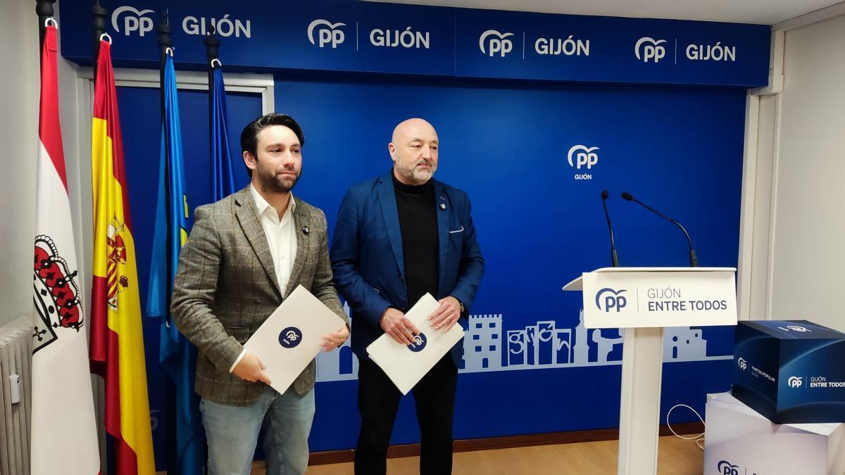 Andrés Ruiz y Guzmán Pendás, ayer, en la sede local del PP.