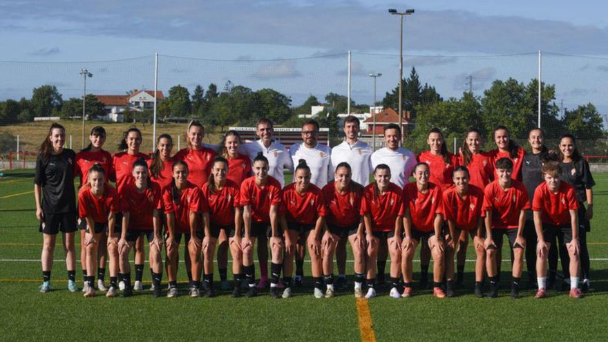 La plantilla del Sporting Femenino, ayer, en Mareo. | RSG