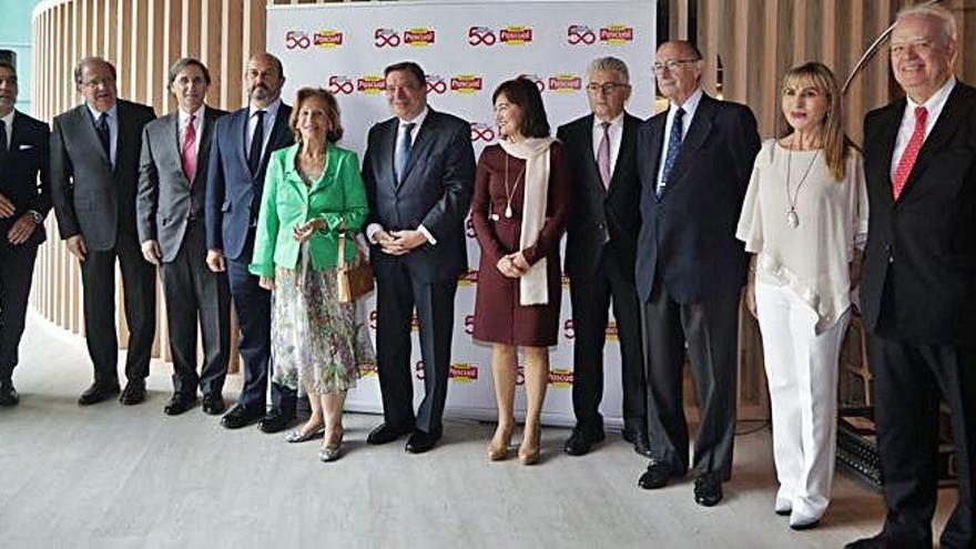 Miembros de la familia Pascual y autoridades antes del inicio de la convención de los 50 años de Pascual en Madrid.