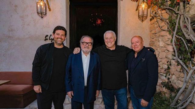 MIchel Rolland y Javier Lagarreta asistieron a la presentación junto a parte de la familia Anadón. |  | VICENT MARÍ