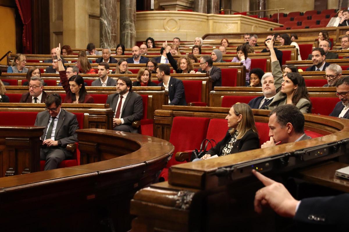 Votación en el pleno del Parlament durante la sesión celebrada este jueves