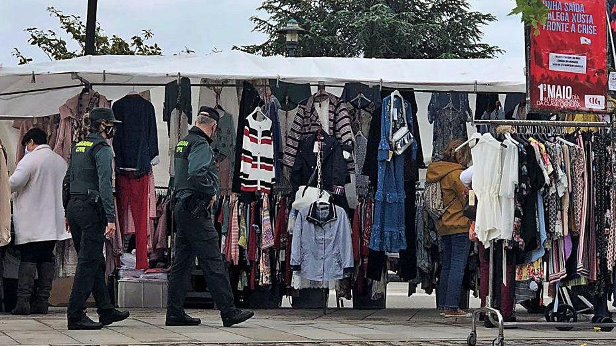 Guardias civiles patrullando, ayer, en el mercadillo ambulante. |   // G.NÚÑEZ