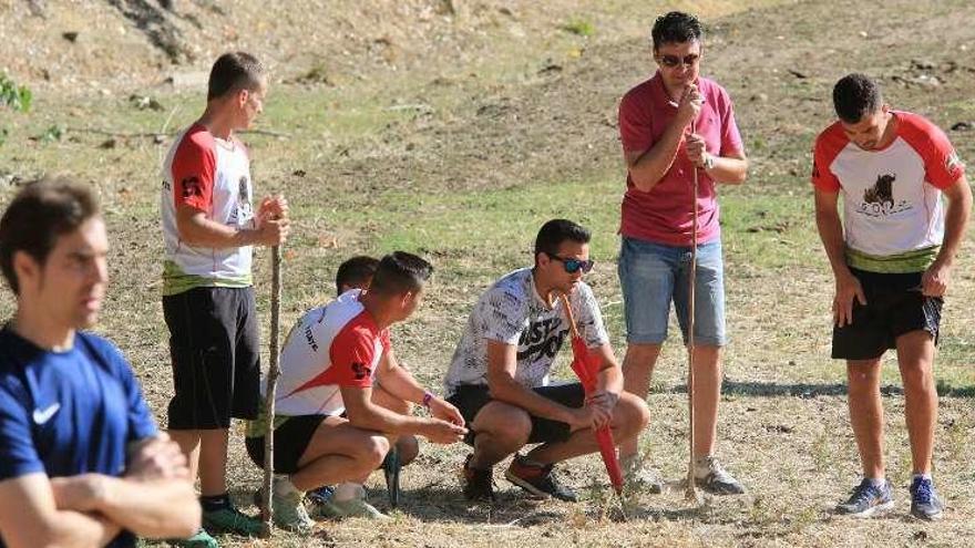 Los jóvenes atentos a los novillos en la pradera de Villamor y, a la derecha, aficionados concentrados en un remolque.