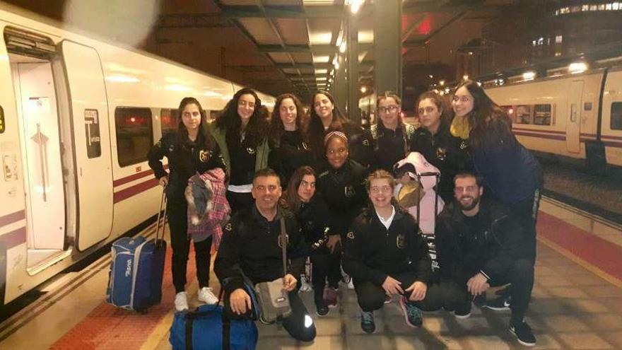 El equipo del Cuencas Mineras, en la estación de León antes de un viaje a Cataluña.