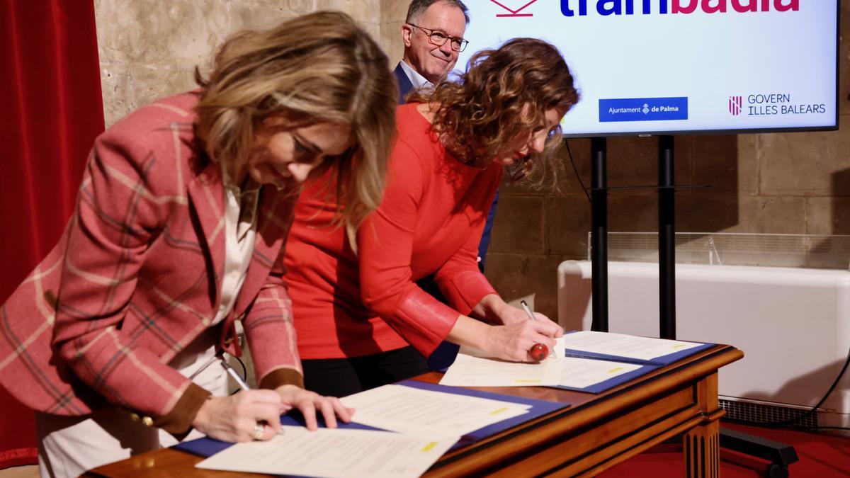 Raquel Sánchez y Francina Armengol firman el proyecto del tranvía de Palma