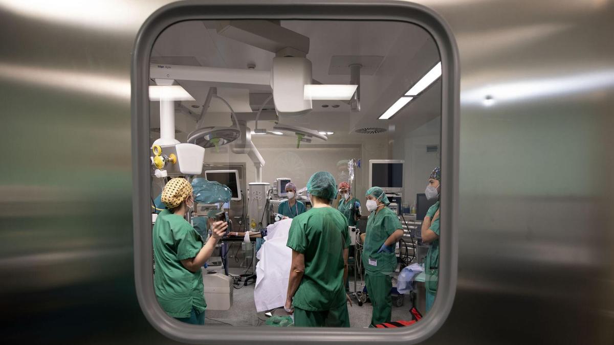Intervención quirúrgica en un hospital del Sergas.