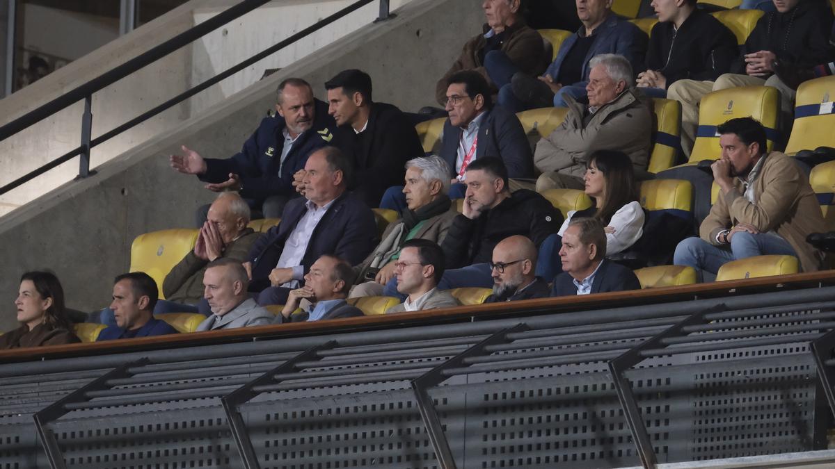 Pimienta, junto a Viñayo, en el palco del Gran Canaria.