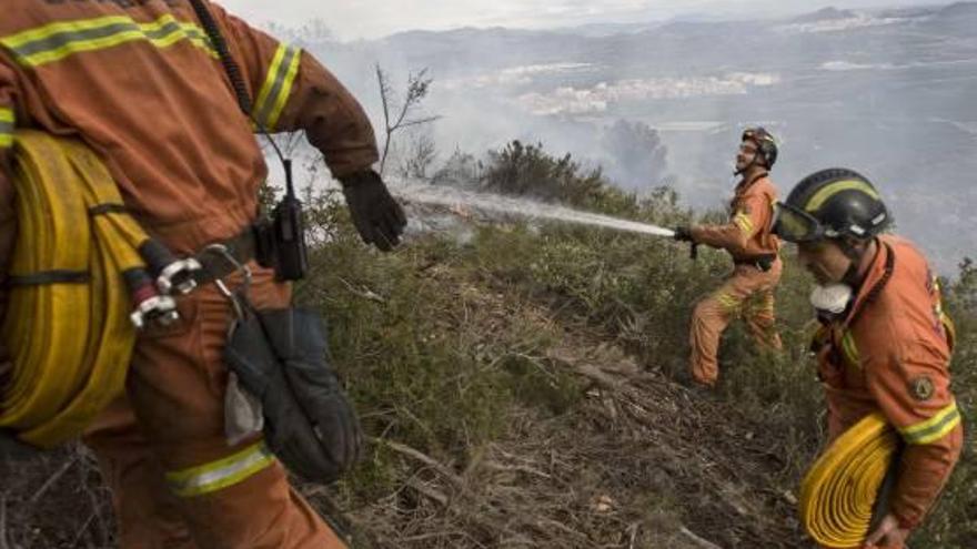 Arden dos hectáreas en un monte escarpado de Sagunt