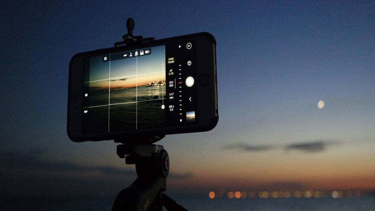 Un móvil sacando una foto a la luna