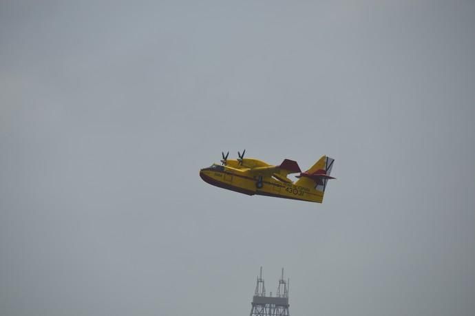 Los hidroaviones cargan agua en el Puerto de Las Palmas - Incendio Gran Canaria 2019