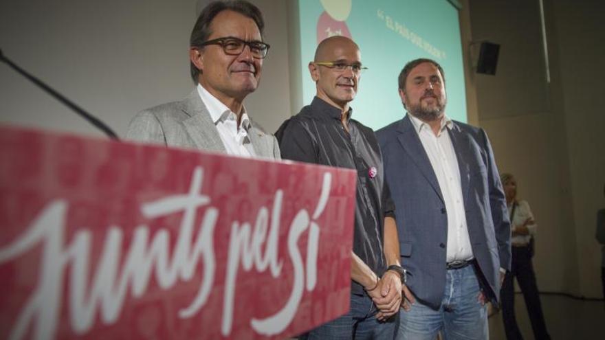 Mas, Romeva i Junqueras presentant Junts pel Sí. | CARLOS MONTAÑÉS