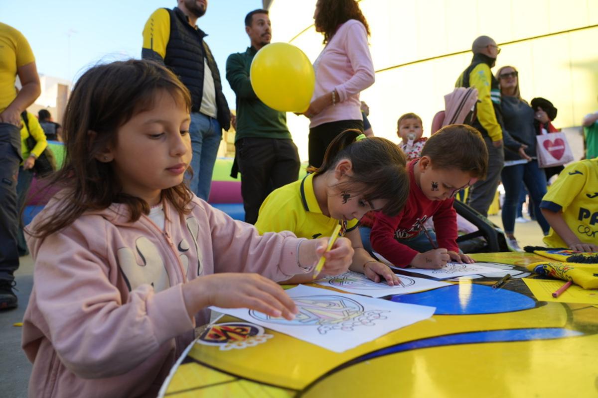 Galería: La afición del Villarreal, presente para tratar de sellar la Champions Galería: La afición del Villarreal, presente para tratar de sellar la Champions