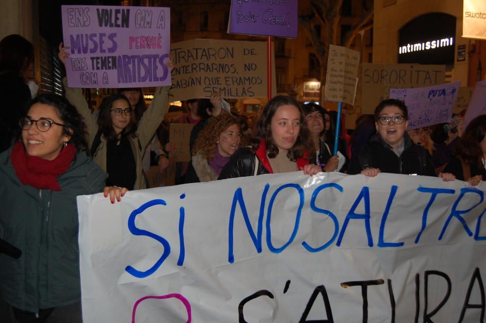 Multitudinària manifestació feminista a Figueres