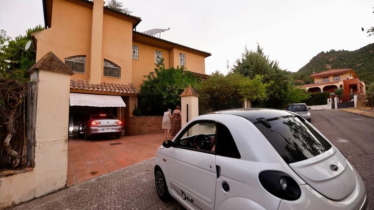 Vecinos regresan a sus casas en Santa Ana de la Albaida tras quedar estabilizado el incendio de la Sierra de Córdoba.