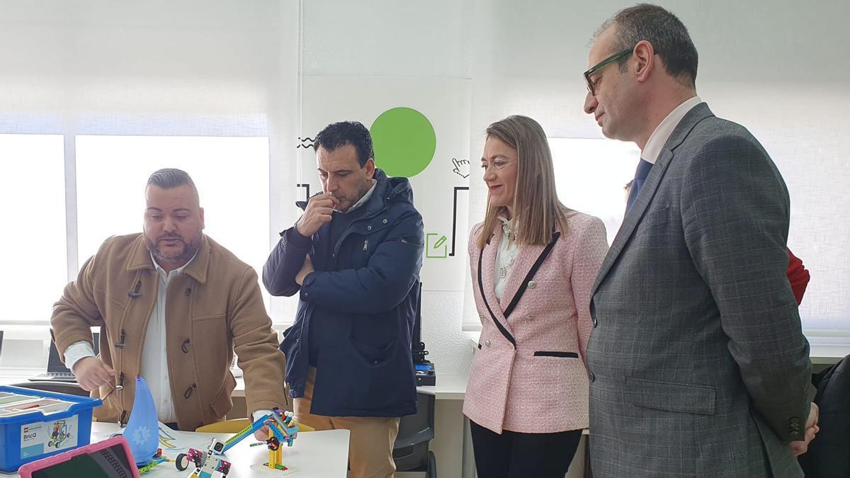 El consejero Marín visitando las instalaciones, junto al alcalde de Cehegín, Jerónimo Moya