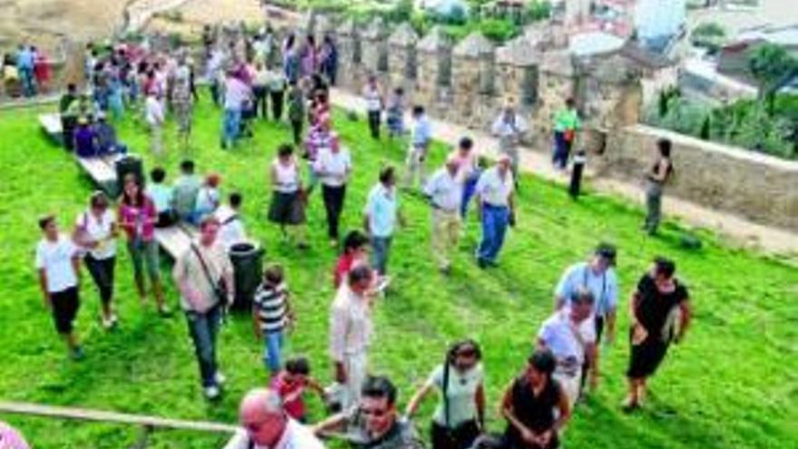 Cáceres resiste como la segunda ciudad patrimonio que menos visitantes pierde