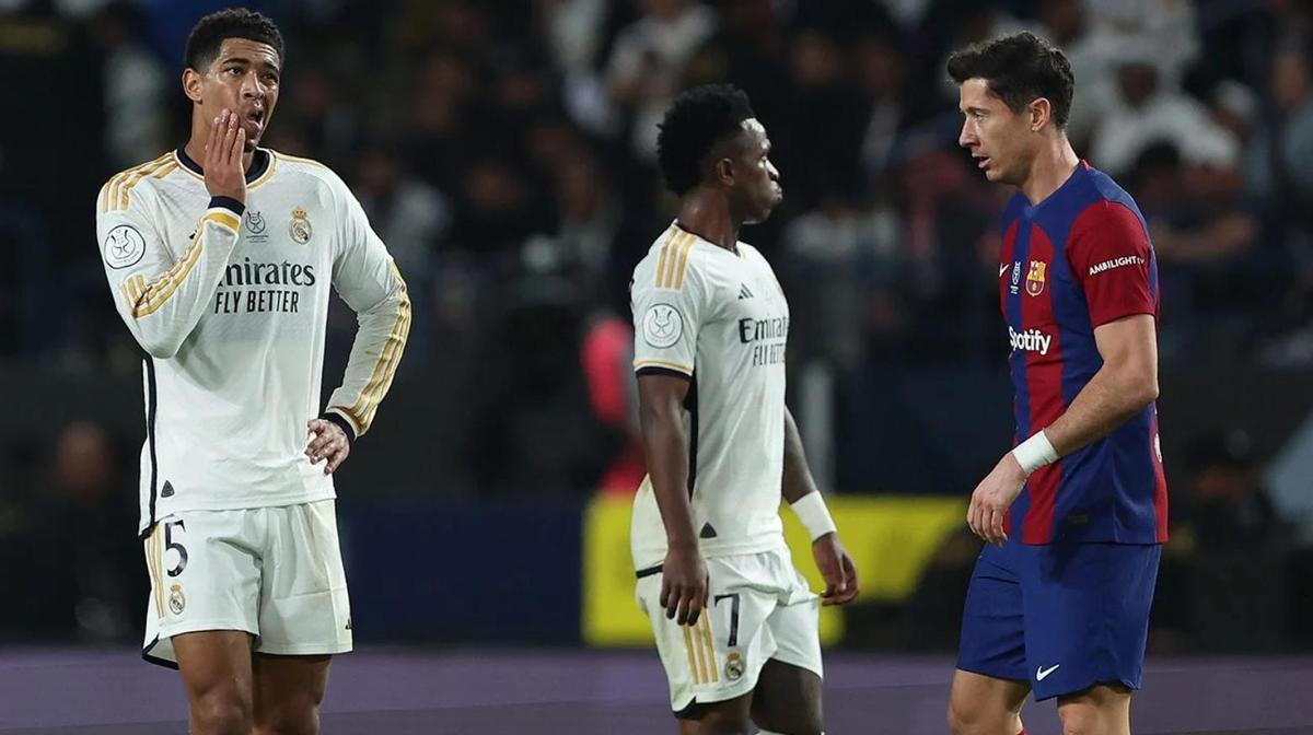 Bellingham, Vinicius y Lewandowski durante el clásico.