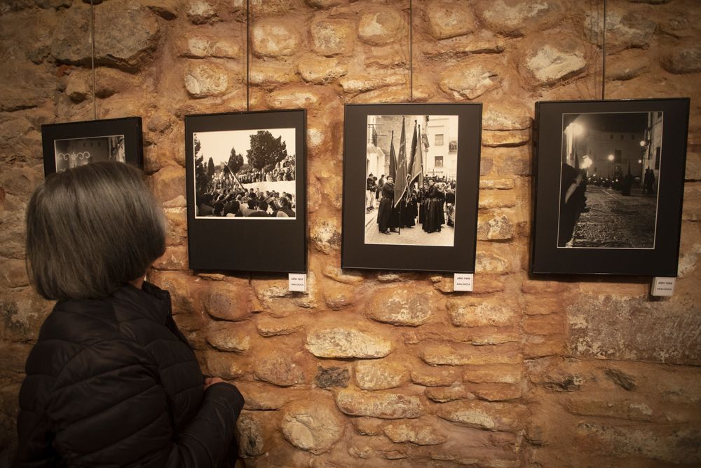 Ismael Rodrigo lleva más de 20 años fotografiando la Semana Santa Saguntina y parte del trabajo se puede ver en la exposición de la Casa Pallares