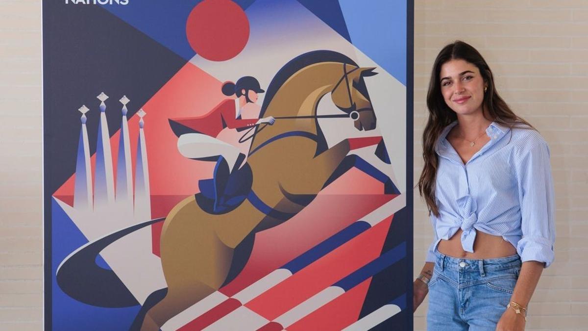 Sira Martínez, la nueva embajadora del CSIO Barcelona-2025, posa con el nuevo cartel del concurso de saltos de equitación que se vivirá en Barcelona en octubre.