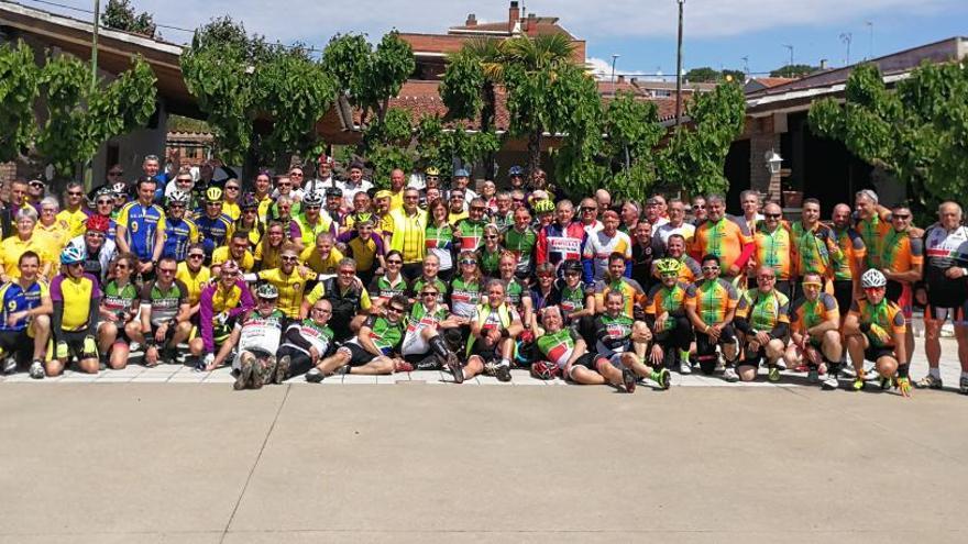 Participants a la trobada bagenca de penyes ciclistes