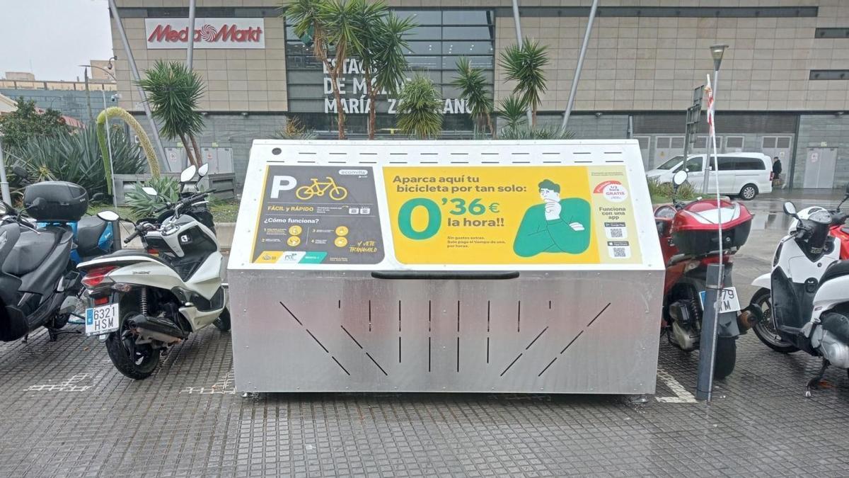 Se ubica en la 'isla' de aparcamiento de motos, frente a la estación de Málaga María Zambrano.