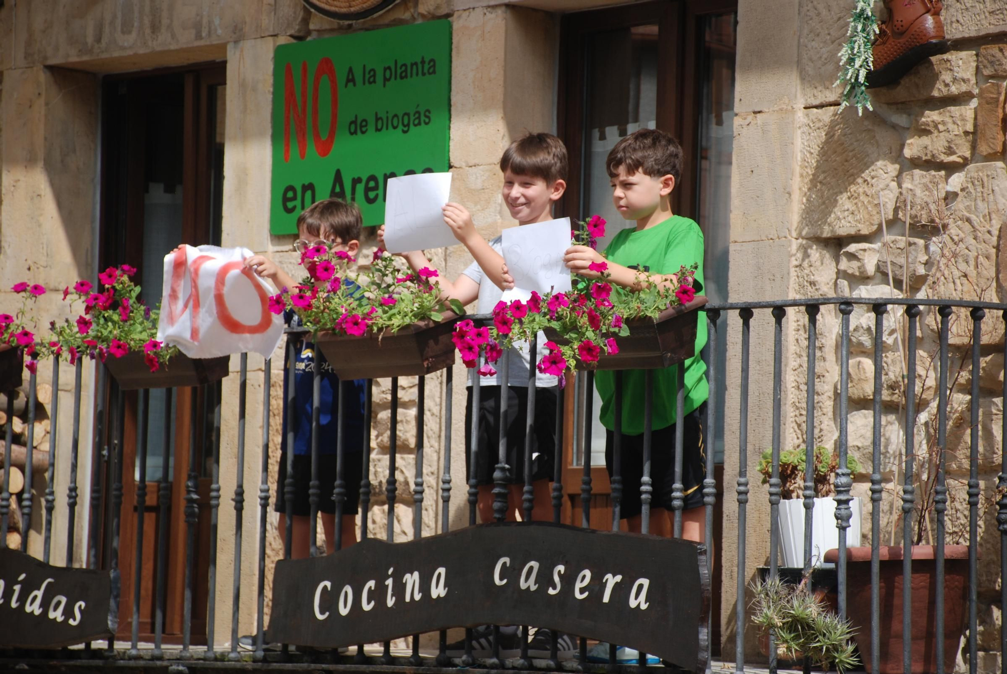 Manifestación contra la planta de biogás en Arenas de Cabrales