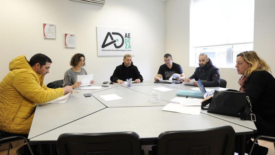 Reunión del comité de empresa y la abogada de Frigodeza, ayer, en la sede de la AED.