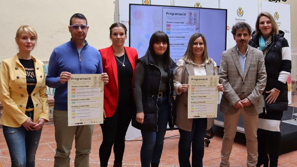 El concejal de Servicios Sociales de Vila-real, Toni Marín, junto a integrantes de la nueva asociación VILATEA en la presentación del programa por el Día Mundial del Autismo.