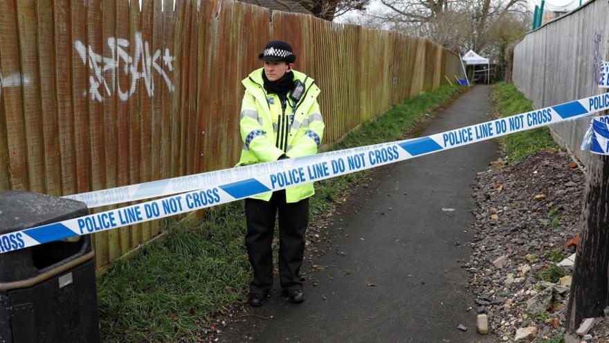 Un policía custodia la entrada del domicilio de Skripal.