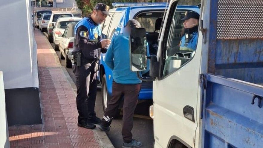 Un agente de la Policía Local de La Laguna durante el control de esta mañana en Tejina