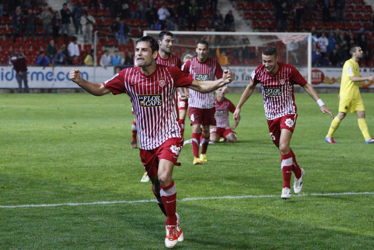 Albert Dorca celebra un gol al Vila-real B la temporada 2011-12