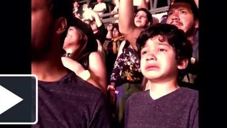 Un nen amb autisme s&#039;emociona veient Coldplay en directe