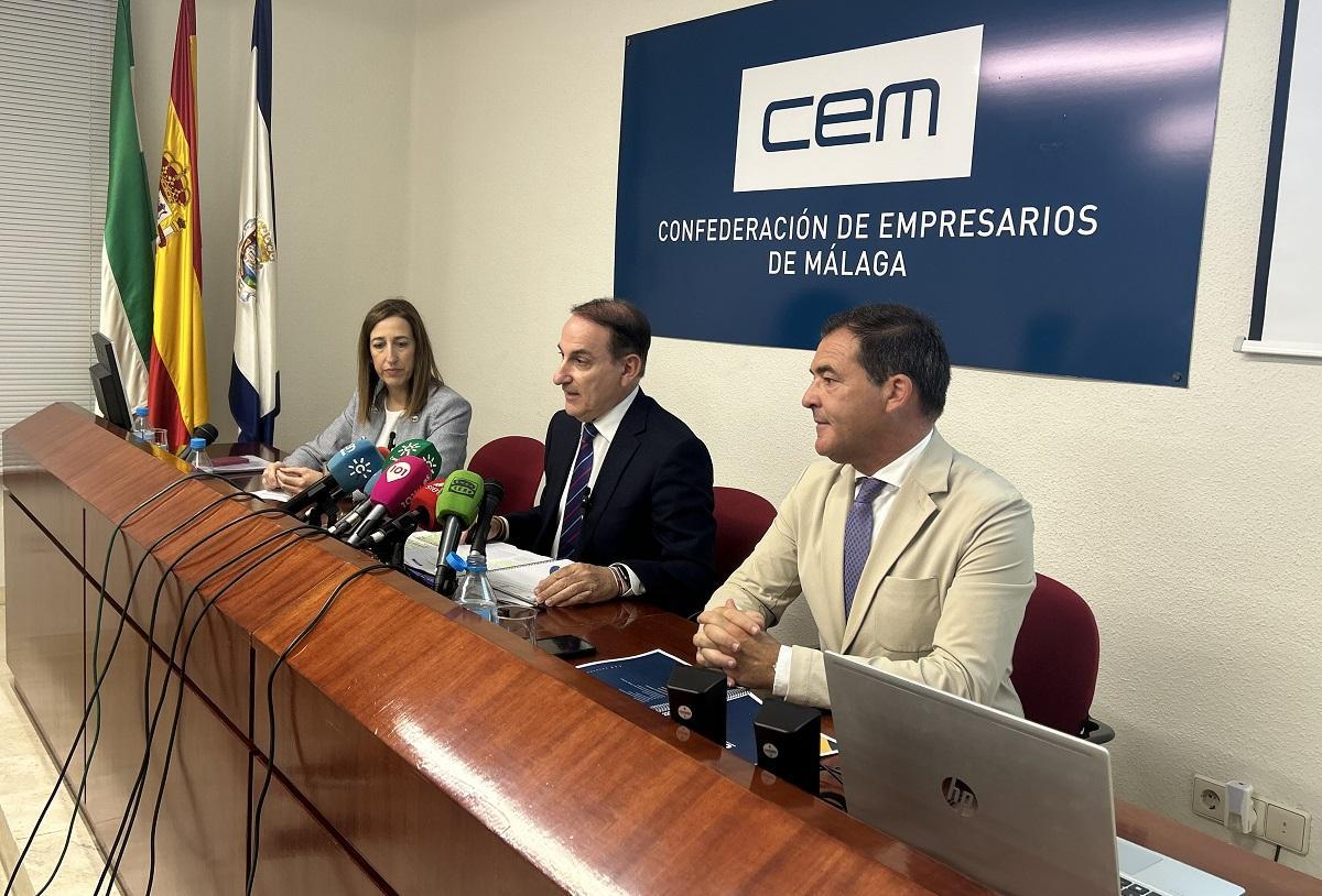 Natalia Pérez, Javier González de Lara y Juan Manuel Rosillo, en la presentación del informe de la CEM.