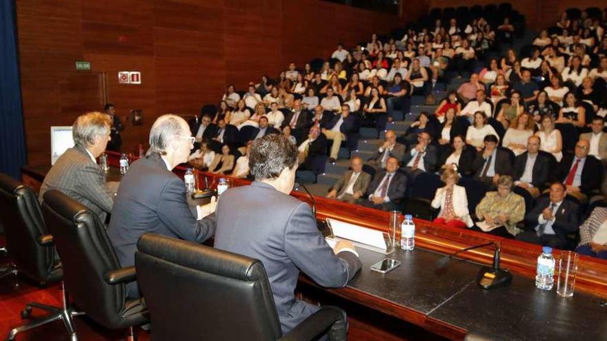 Jesús Vázquez Almuiña, Paula Wilson y José Bernardo Silveira, ayer, en el acto. // A. Villar