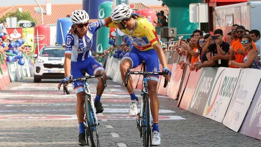 Antunes y Alarcón se abrazan en la meta de Guarda. // VoltaPortugal