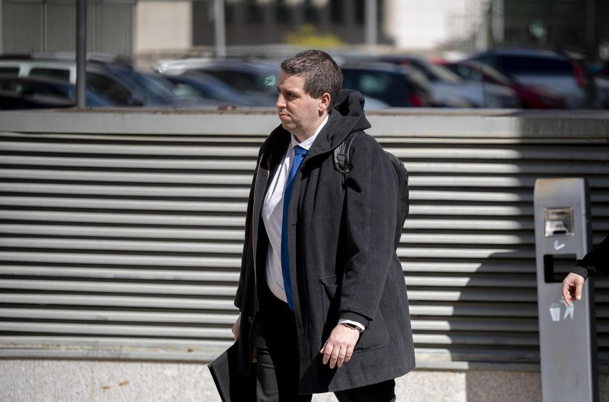 El abogado de la víctima, Jorge Piedrafita, a su salida del Juzgado de Violencia sobre la Mujer Número 8, a 17 de marzo de 2026, en Madrid (España).